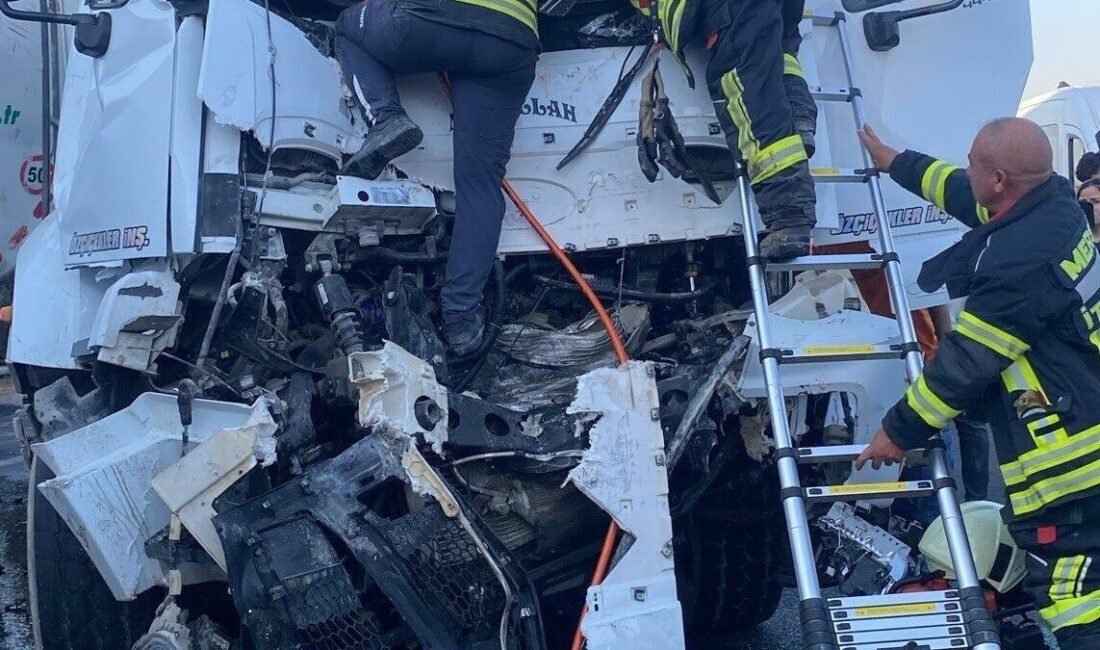 Mersin’de otoyolun gişeler mevkiinde 2 tır, 1 tanker, 1 kamyon