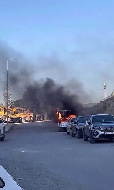 Hatay’da park halindeyken alevlere teslim olan pikap yandı. Yangın, Defne