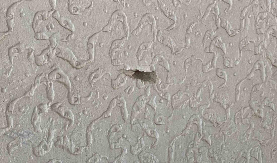 Mersin’de tamamen siyah kıyafetli ve yüzü kapalı patenli bir kişi