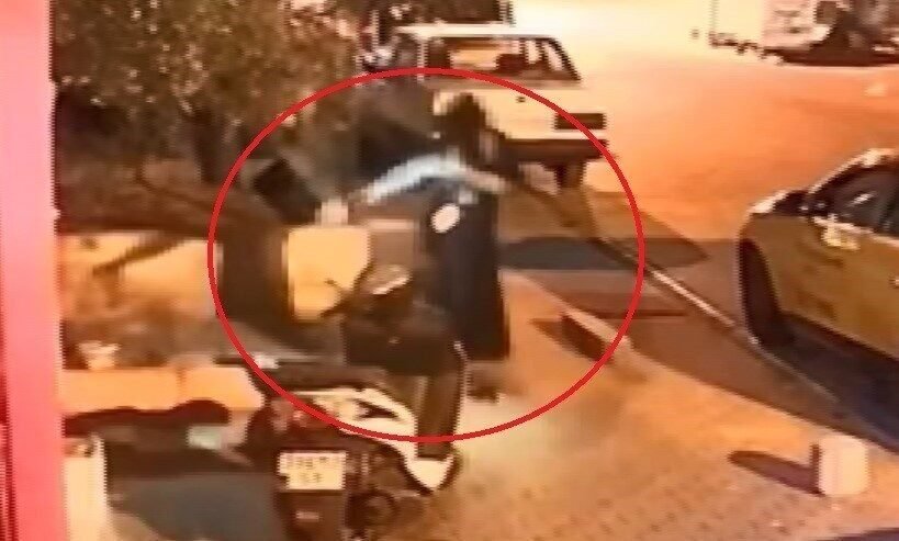 Mersin’de tamamen siyah kıyafetli ve yüzü kapalı patenli bir kişi,