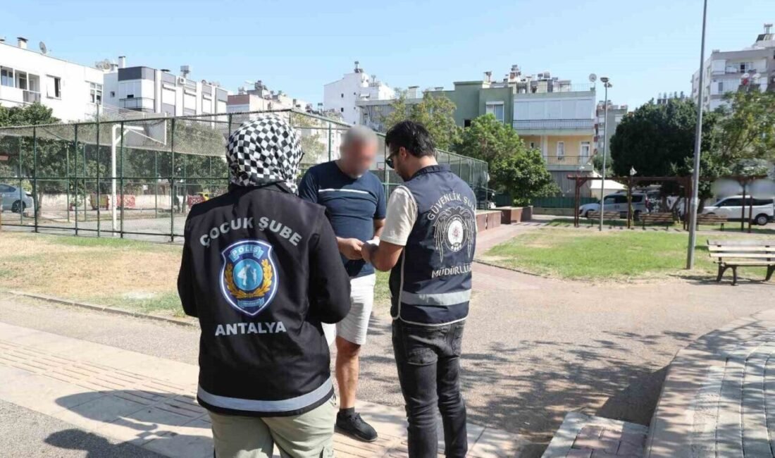 Antalya’da polis ekipleri tarafından ’Çocuk ve Gençlerin Korunmasına Yönelik Okul
