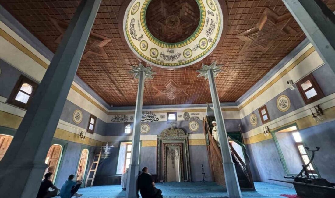 Antalya’nın 800 yıllık geçmişe sahip Sarıhacılar köyü, tarihi camisiyle bölgenin