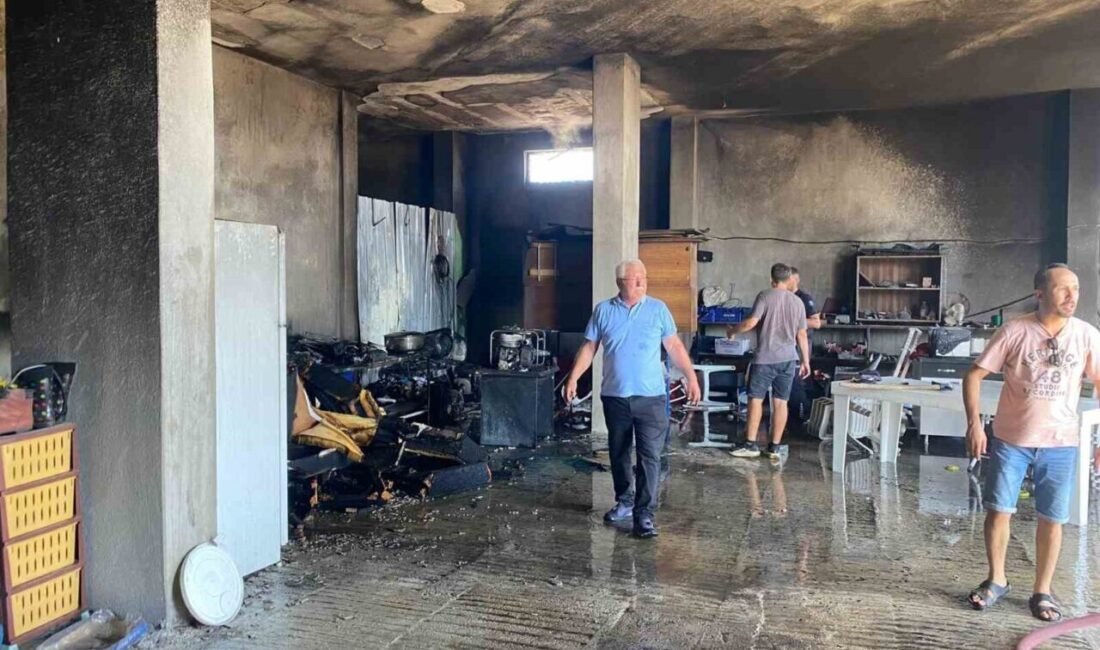 Antalya’nın Serik ilçesinde 2 katlı evdeki depo yangını itfaiyenin müdahalesiyle