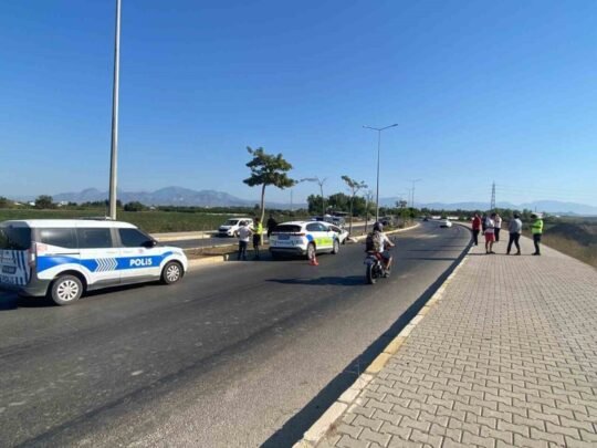 Antalya’nın Serik ilçesinde iki otomobilin çarpıştığı kazada 1 kişi yaralandı.