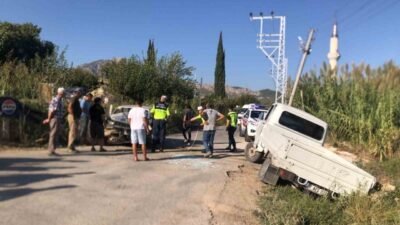 Antalya’nın Serik ilçesinde otomobil ile kamyonetin çarpıştığı kazada 2 sürücü