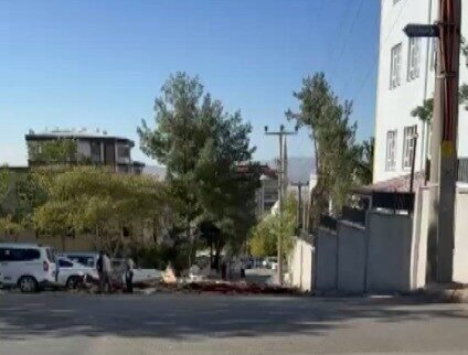 Kahramanmaraş’ta şiddetli rüzgar nedeniyle bir okulun çatısı uçtu. Olay, merkez