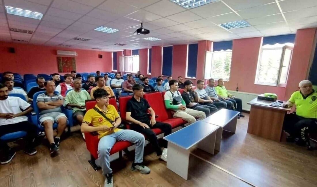 Mersin’in Silifke ilçesinde motokuryelere trafik eğitimi verildi. İlçe Emniyet Müdürlüğü