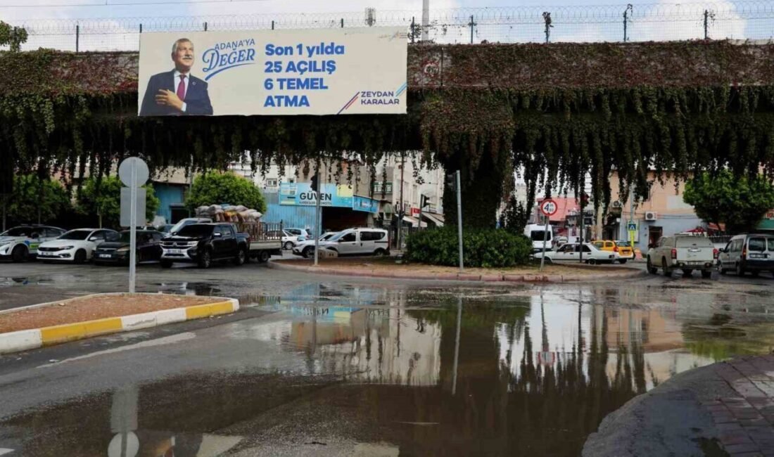 Adana’da ASKİ’nin içme suyu borusunun patlaması sonucu ana cadde sular