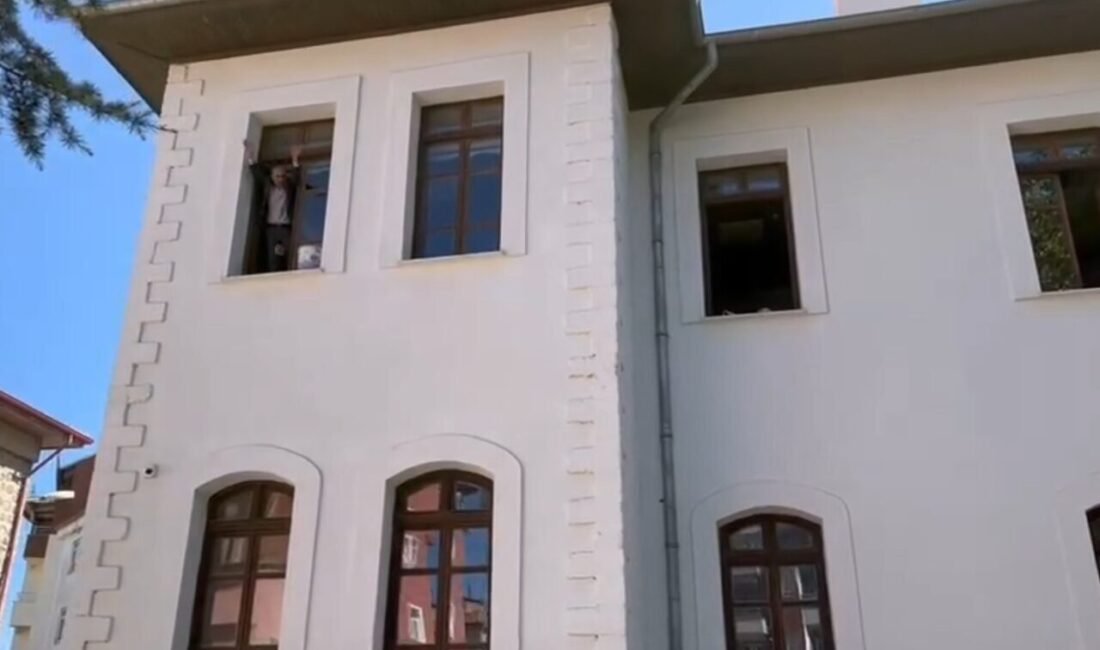 Isparta’nın Şarkikaraağaç ilçesinde tarihi Hükümet Konağı’nda gerçekleştirilen yangın tatbikatı gerçeğini