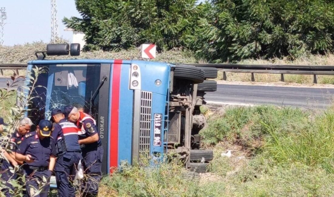 Mersin’in Tarsus ilçesinde cezaevine ait ring aracının şarampole devrilmesi sonucu