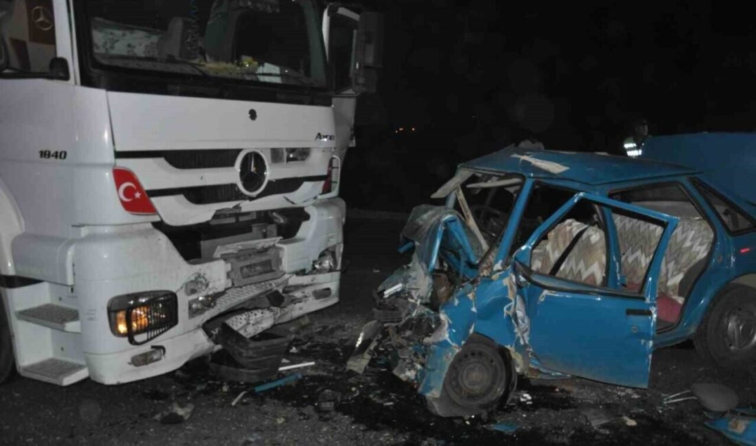 Kahramanmaraş’ın Afşin ilçesinde tırla otomobilin kafa kafaya çarpışması sonucu meydana