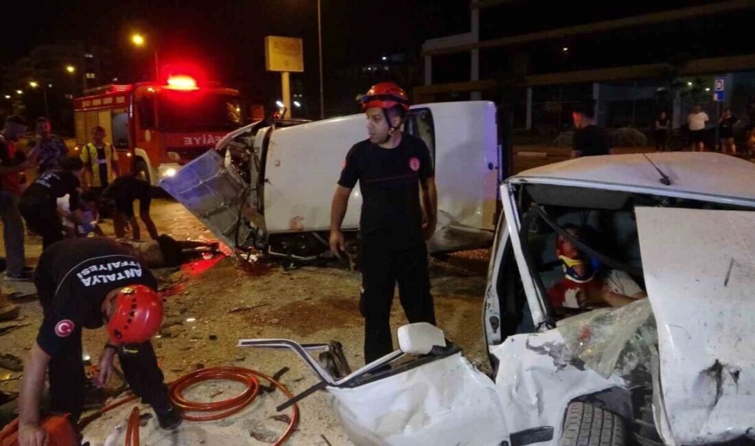 Antalya’da birisi ters yönden ilerleyen iki Tofaş marka otomobilin kafa