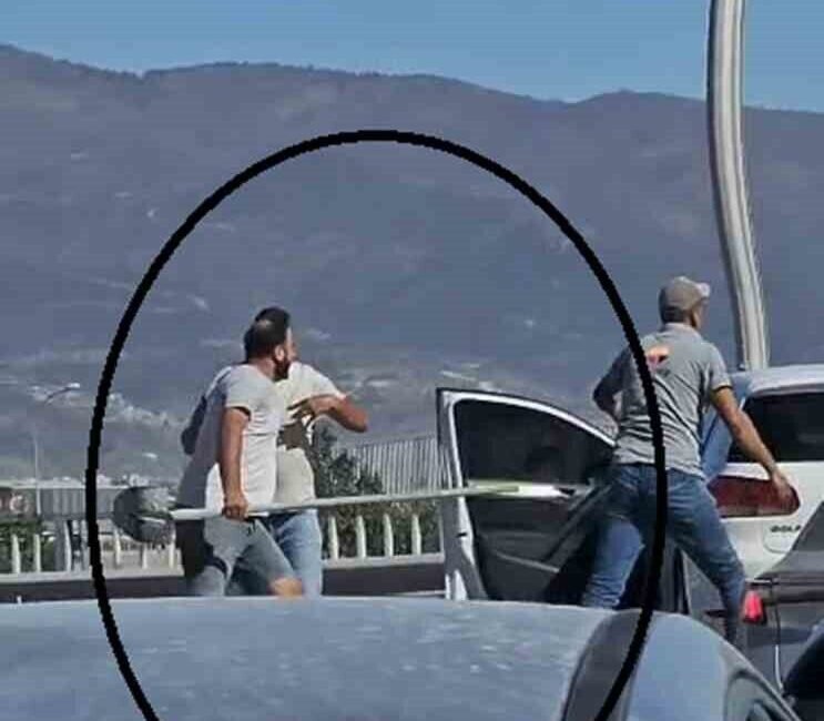 Hatay’da trafikte yaşanan kavgada aracın kasasında bulunan kürekle diğer araç