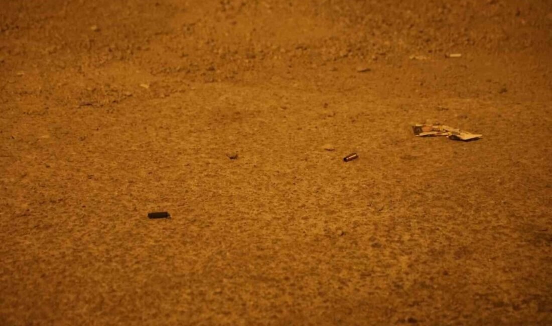 Adana’nın Kozan ilçesinde kimliği belirsiz şahıslar, bir galeriyi uzun namlulu