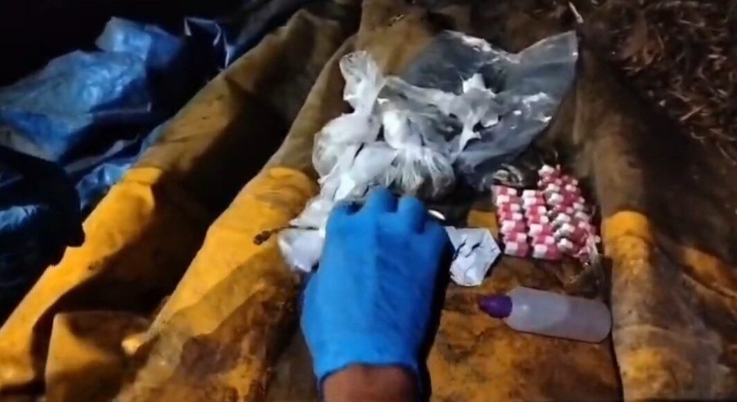 Adana’da narkotik polislerinin yaptığı operasyonda uyuşturucu sattığı öne sürülen 4