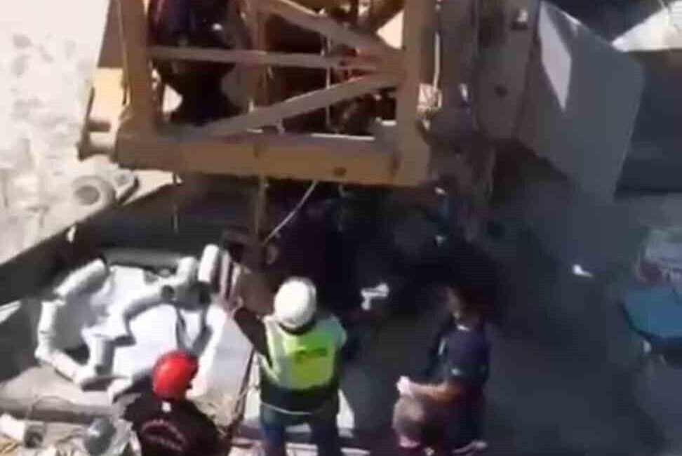 Kahramanmaraş’ta çıktığı 30 metrelik kule vinçte bayılan işçi itfaiye ekiplerince