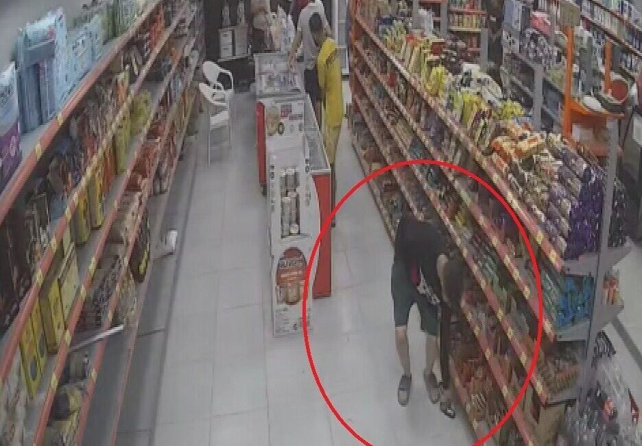 Hatay’da bir iş yerinde arkadaşlarıyla birlikte alışveriş yapan şahsın 100