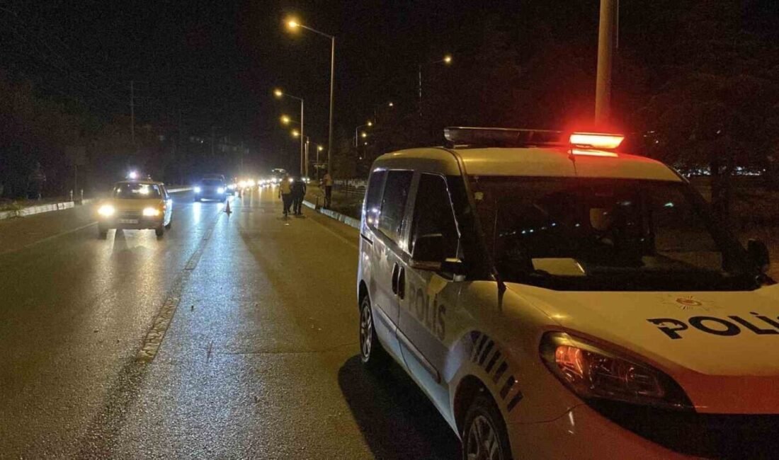 Burdur’da yaya geçidinden yolun karşısına geçmeye çalışan kadın, bir otomobilin