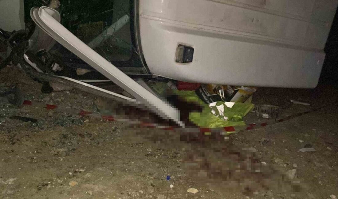 Hatay’ın Defne ilçesinde yük boşalttığı sırada devrilen kamyonun altında kalan