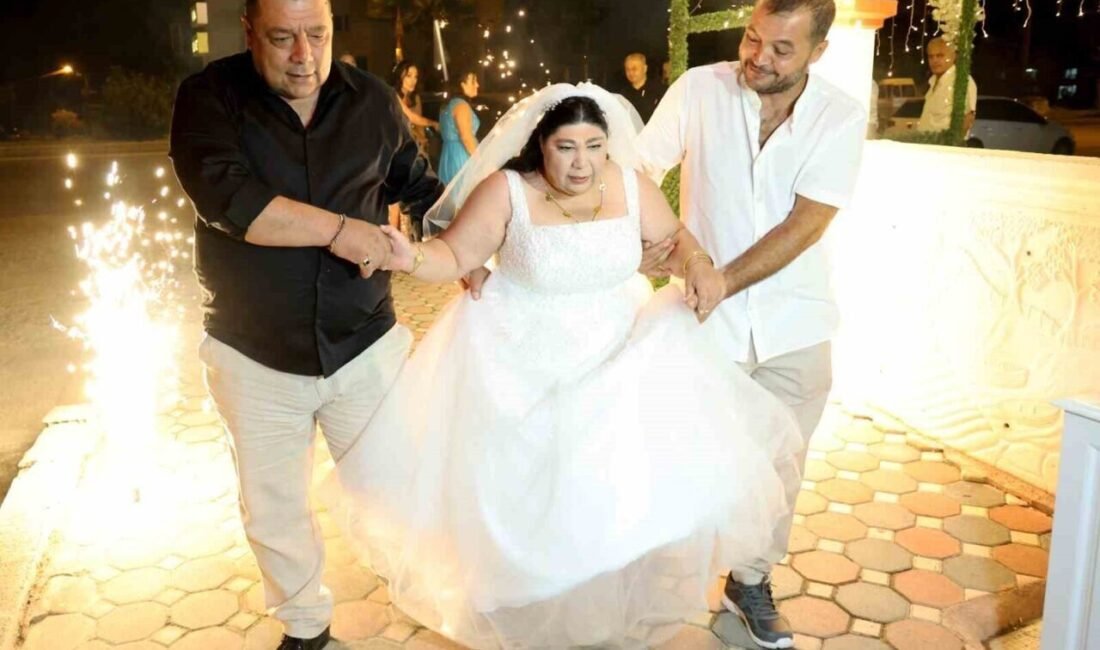 Adana’da zihinsel engelli kadının gelinlik giyme hayali, ailesinin düzenlediği temsili