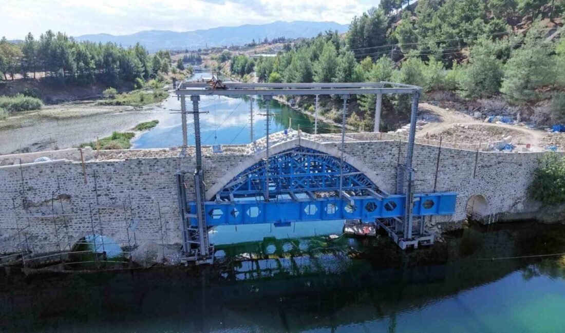 Kahramanmaraş’ta depremde hasar gören tarihi Ceyhan Köprüsü’nün restorasyon çalışmalarında sona