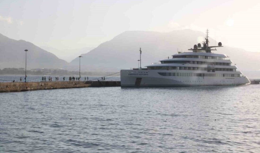 Antalya’nın Alanya ilçesine, Bahama Bandıralı ‘Emerald Azzurra’ adlı lüks gemi