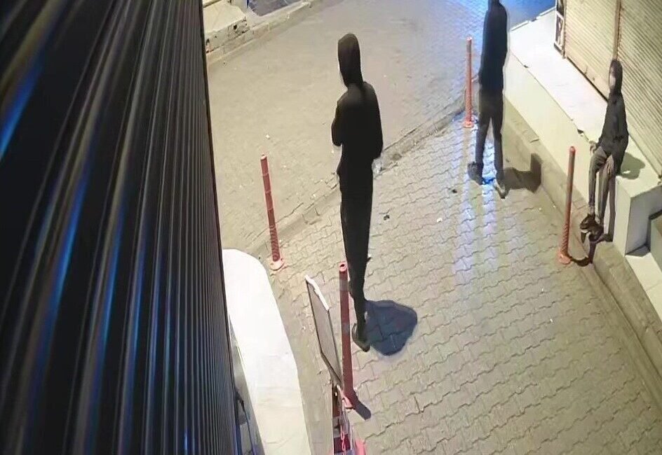 Adana’da cep telefonu satışı yapan işyerinde hırsızlık yapan 3 kardeş