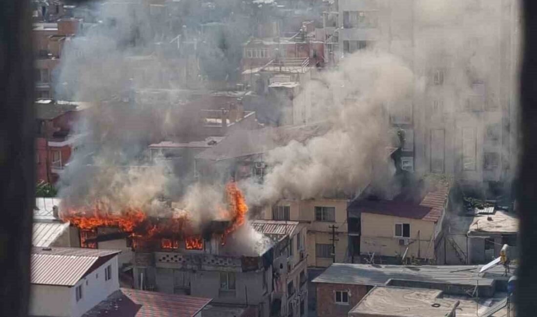 Adana’da 3 katlı müstakil evin son katında çıkan yangın, itfaiye