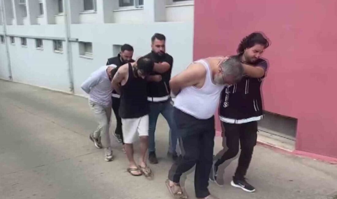 Adana’da yabancı uyruklu 3 torbacı yaşadıkları evde 4 kilo 267
