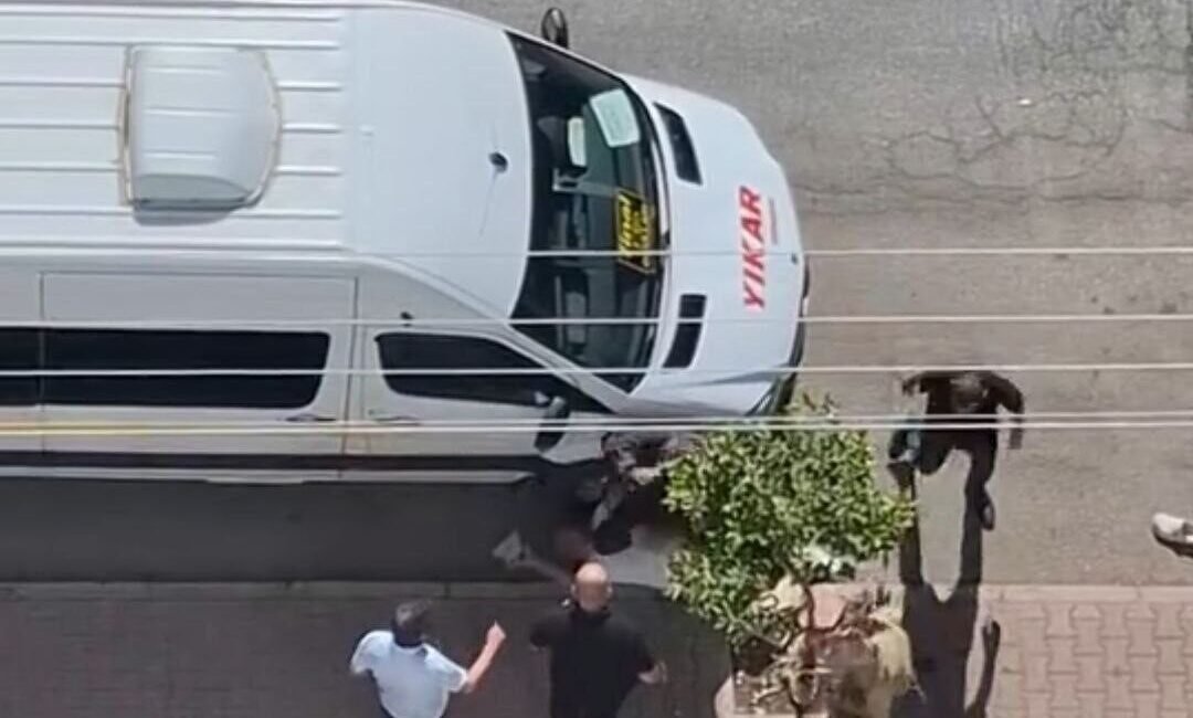 Adana’da bir kişinin sokak ortasında bıçaklanması saniye saniye görüntülendi. Olay,