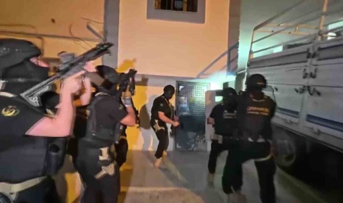 Adana’da terör örgütü DEAŞ’a yönelik düzenlenen operasyonda 19 şüpheli yakalandı.