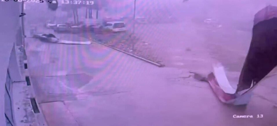 Adana’nın Kozan ilçesinde dün çıkan hortum, bir lisenin çatısını uçurup