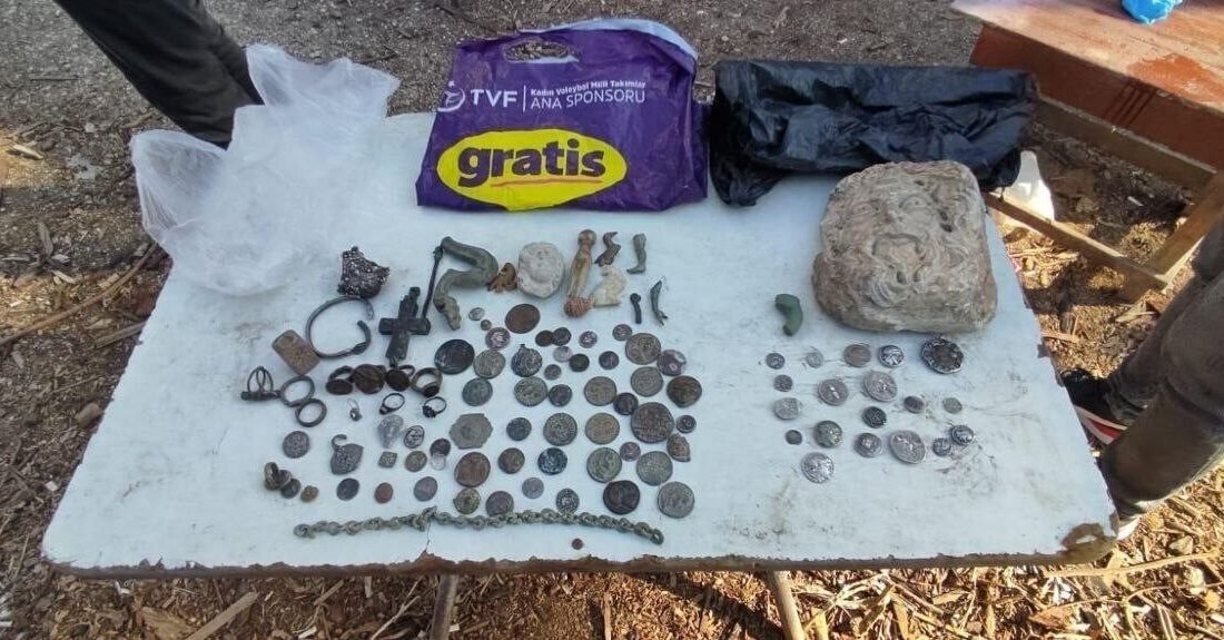 Adana’nın Ceyhan ilçesinde polis tarafından kaçakçılık yaptığı öne sürülen şahıslara