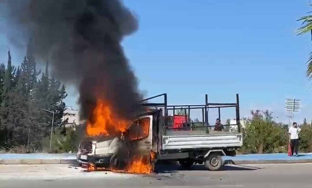Adana’nın Seyhan ilçesinde seyir halindeki kamyonet alev aldı. İtfaiye ekipleri