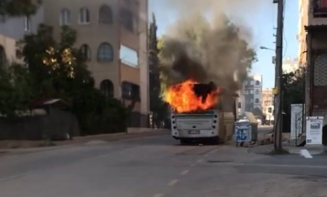 Adana’da park halindeki özel halk otobüsünde yangın çıktı. Kısa sürede