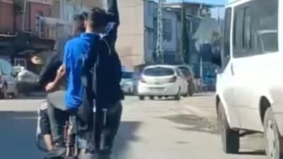 Adana’da kolunda serum takılı olan bir kişinin motosikletin arkasında yolculuk