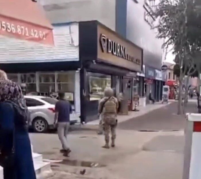 Adana’da uyuşturucu bağımlısı olduğu öne sürülen bir kişinin aile bireylerini