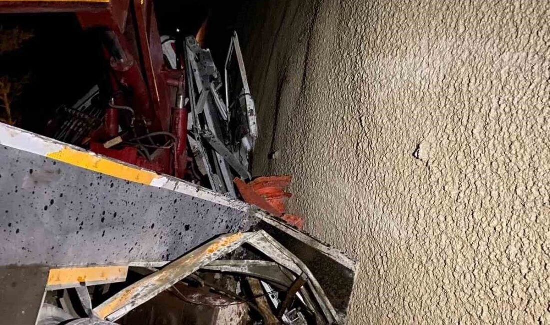 Adana’nın Kozan ilçesinde meydana gelen vinç kazasında 2 kişi yaralandı.