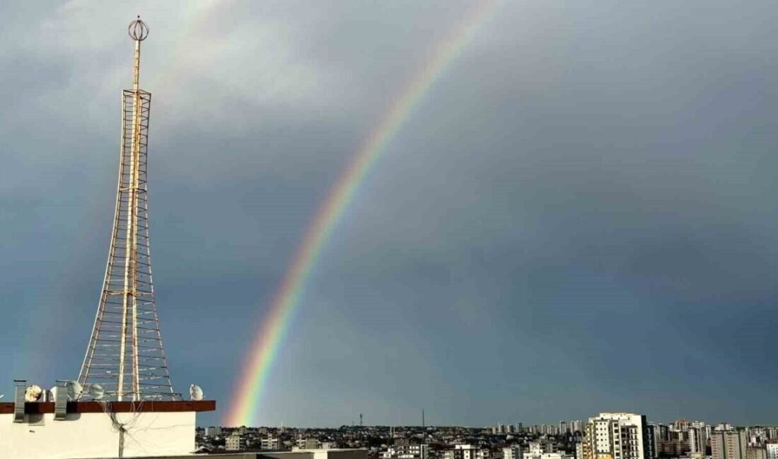 Adana’da aralıklarla etkili olan sağanağın ardından ortaya çıkan gökkuşağı, kartpostallık