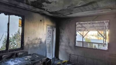 Adana’da alevlere teslim olan müstakil ev tamamen kullanılamaz hale geldi.