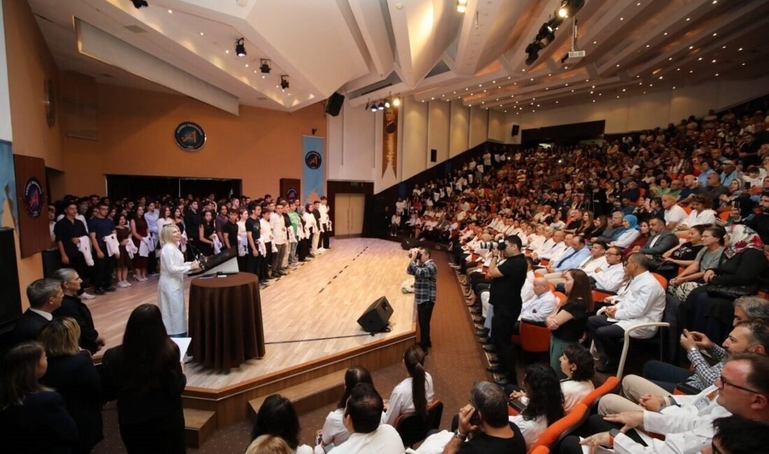 Akdeniz Üniversitesi Tıp Fakültesi’nde geleneksel “Beyaz Önlük Giyme Töreni” büyük