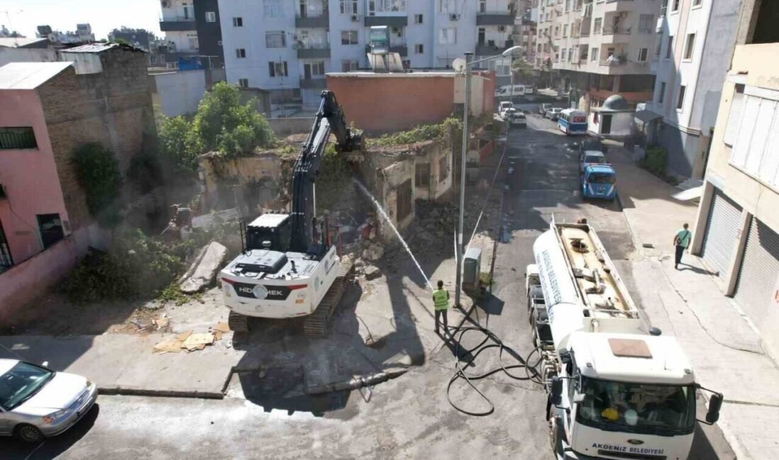 Mersin’in merkez ilçe Akdeniz Belediyesi, kent genelinde görüntü kirliliği oluşturan,