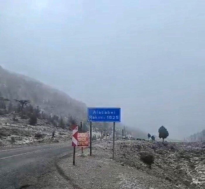 Antalya-Konya kara yolunun bin 825 rakımlı Alacabel mevkii beyaza büründü.