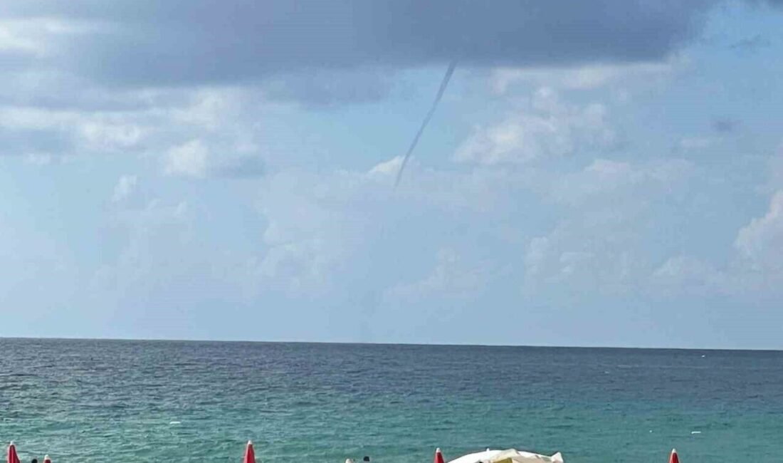 Antalya’nın Alanya ilçesi açıklarında hortum çıktı. Denize giren tatilcilerin merakla