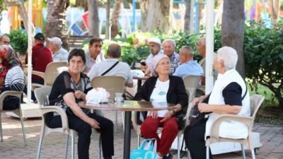 Antalya Büyükşehir Belediyesi’nin Alanya Mahmutlar Mahallesi’nde hizmete açtığı Emekliler Kahvesi,