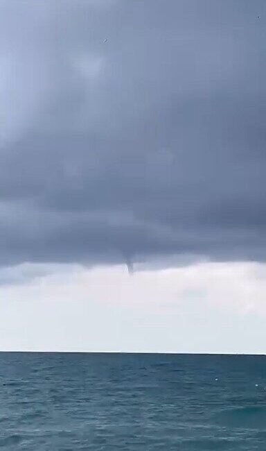 Antalya’nın Alanya ilçesi sahilinde deniz üzerinde hortum oluştu. Alanya’ya sağlı