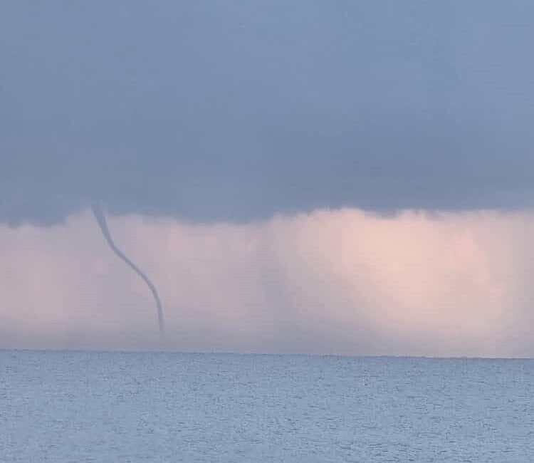 Antalya’nın Alanya ilçesi Konaklı açıklarında oluşan hortum, kısa süreli paniğe