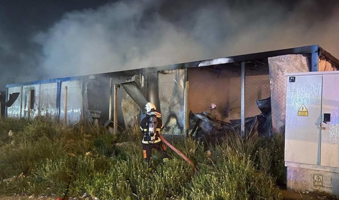 Hatay’da içerisinde yaşayan vatandaşların bir süre önce tahliye edildiği 2