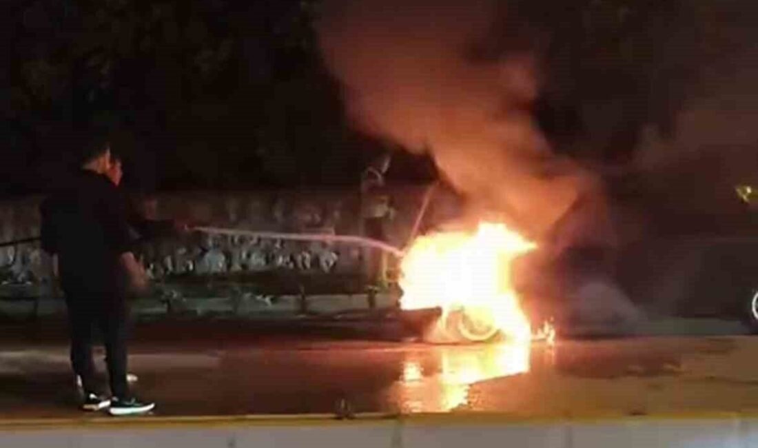 Hatay’da seyir halindeyken yanmaya başlayan Fiat Tofaş’tan yükselen alevler, mikser