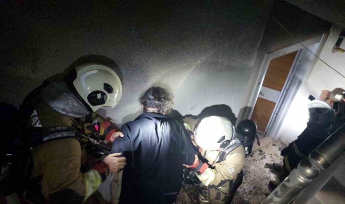 Hatay’da bir apartmanın elektrik odası alevlere teslim olarak yandı. Yangında